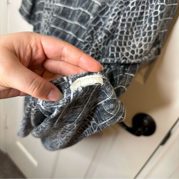 We The Free Grey White Alligator Crocodile Print Short Sleeve Oversized Tee Sz M - Picture 6 of 6